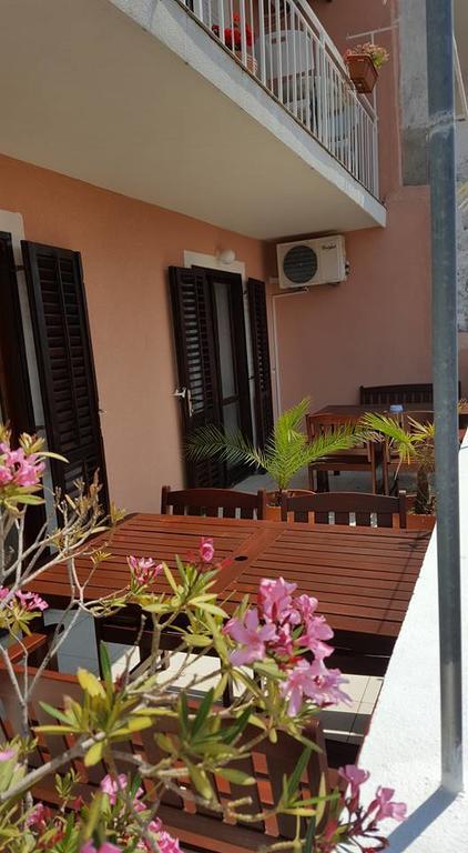 Apartments Alissa Хвар Екстериор снимка